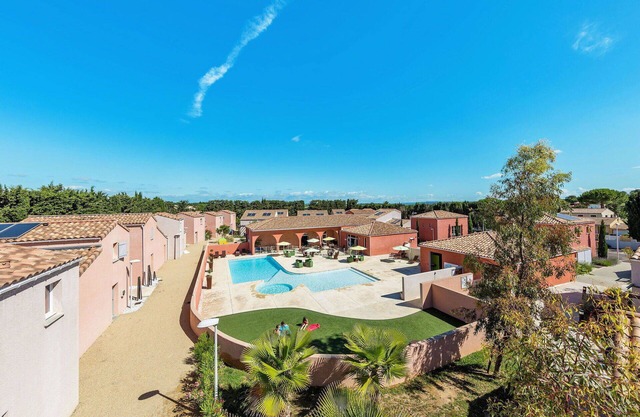 Beautiful apartment in villa for 4 guests with pool, WIFI, TV, terrace, pets allowed and parking