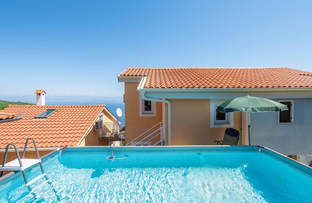 Beautiful apartment with stunning views over Kvarner Bay and above-ground pool
