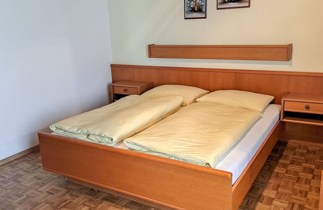 Beautiful apartment in villa for 5 guests with WIFI, TV, balcony and parking