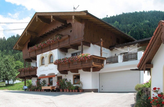 Beautiful apartment for 4 people with WIFI, TV, balcony and parking