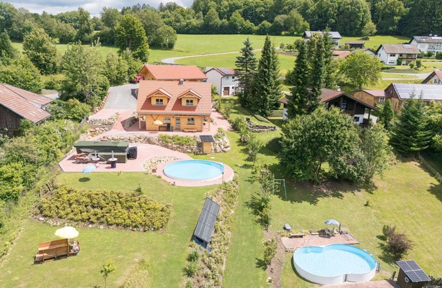 Beautiful apartment in villa for 6 guests with pool, WIFI, hot tub, TV and patio