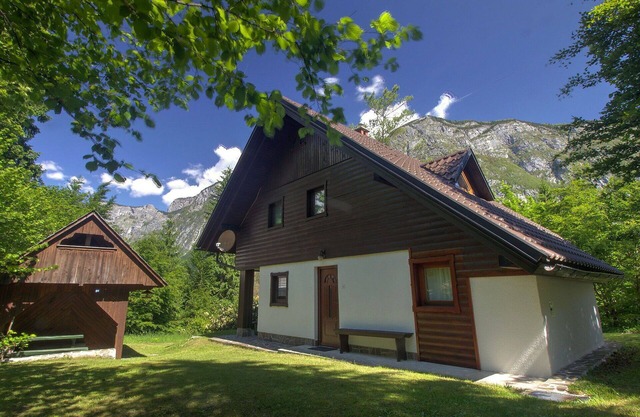 Beautiful apartment for 5 guests with TV, patio and parking