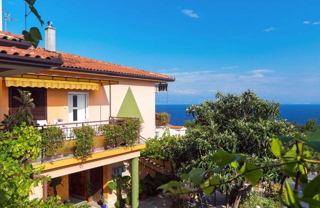 Beautiful apartment for 4 guests with WIFI, A/C, TV, terrace and parking