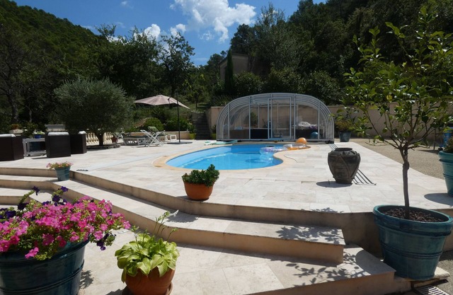 Beautiful apartment in quiet villa with swimming pool