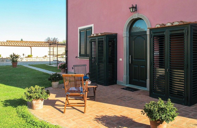 Beautiful apartment in villa for 5 people with WIFI, A/C, pool, TV, terrace and parking