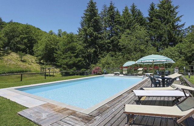 Beautiful apartment in villa for 4 people with WIFI, pool, TV, terrace and parking