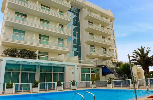 Beautiful apartment for 4 guests with pool, WIFI, A/C, TV, patio, pets allowed and parking