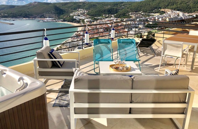 Beautiful apartment, jacuzzi & large terrace with sea view