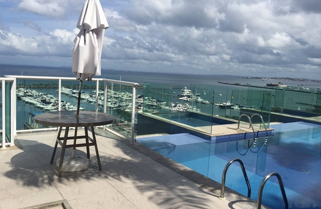 Beautiful apartment overlooking Bahia de Todos os Santos