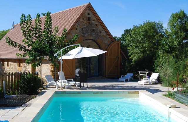 beautiful barn restored near FIGEAC private pool, 6/8 persons,