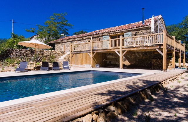 Beautiful barn, south-facing view, exclusive pool, near Saint Antonin Noble Val