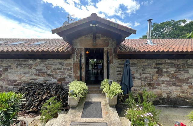Beautiful Basque cottage for 12 with large grounds and hiking in Elgorriaga