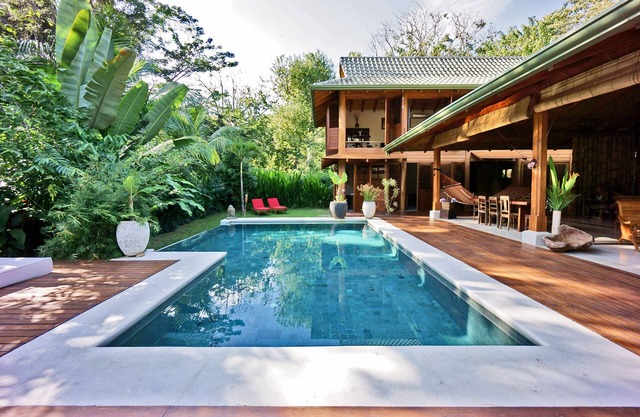 Beautiful Batik villa steps from the beach, full service.