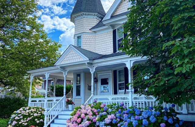 Beautiful Bay Head Spring/Summer Getaway with Private Pool one block from Ocean