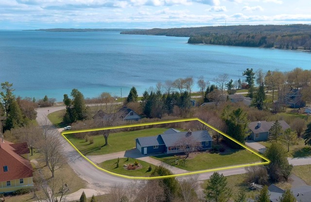 Beautiful Bayview 3 bedroom, 3 bath home/walking distance to beach. Sleeps 9.