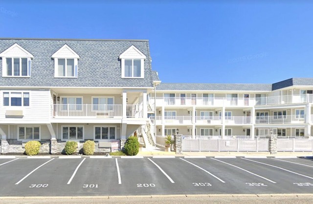 Beautiful Beach Block, one bedroom condo in the highly sought after Merrimac Condominiums sleeps 4.