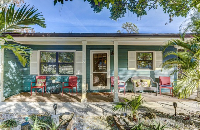 Beautiful Beach Cottage 2 Bed/2 Bath 10 Minutes To Siesta Key Beach and Downtown