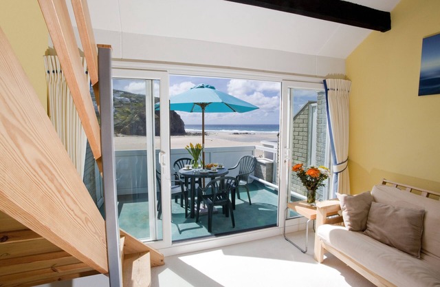 Beautiful beach view apartment in Porthtowan, lovely sandy beach, sleeps 4
