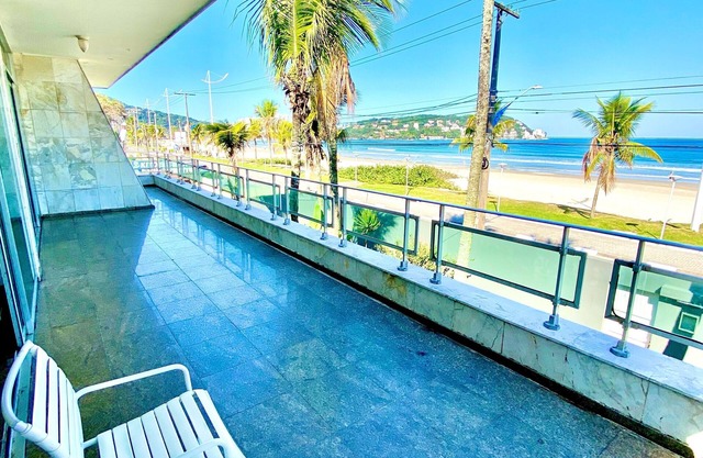 Beautiful beachfront house in Guaruja! 9 suites
