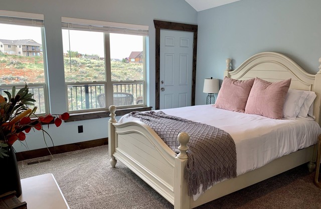 Beautiful Bear Lake Cabin Retreat - sleeps 14!