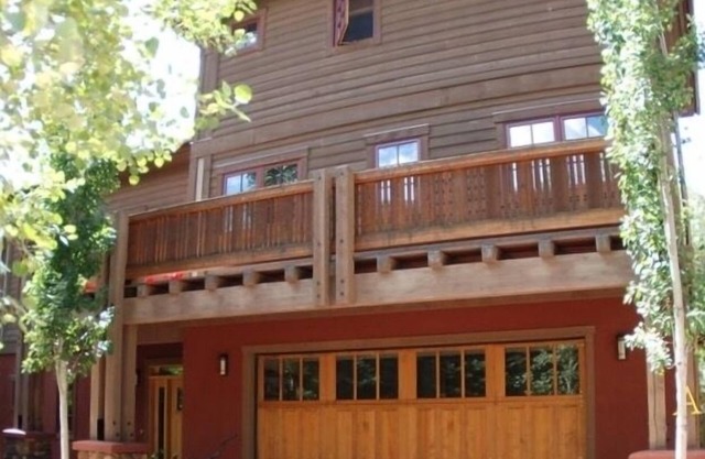 Beautiful, best location🌞 Dog Friendly. Walk to restaurants, shops.