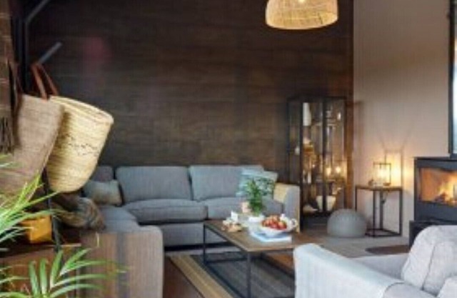 Beautiful big barn with pool, hot tub, views, cinema, log fire, country walks…