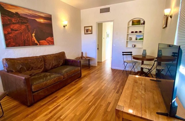 Beautiful Bungalow Close to U of A, Downtown and Historic 4th Court
