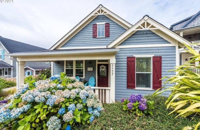 Beautiful bungalow, 5 minute walk to the beach