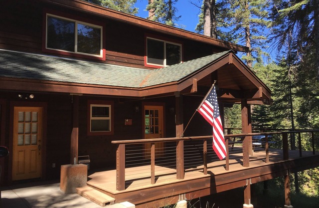 Beautiful Cabin with Wi-Fi Overlooking Stanislaus River - Strawberry, CA