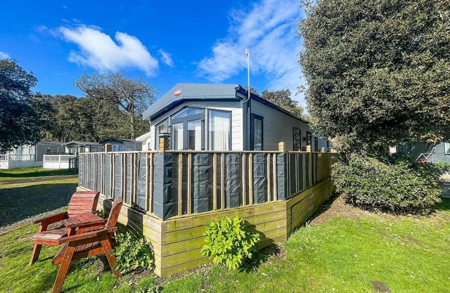 Beautiful caravan with decking and WiFi at Azure Sea, Suffolk ref 32025AZ