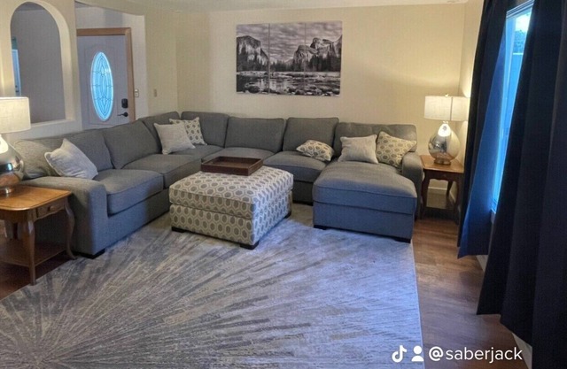 Beautiful, Centrally located home. (Sleeps 8)