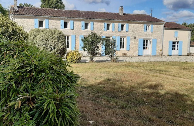 Beautiful Charentaise village 40 minutes from La Rochelle and Royan,