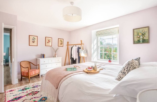 Beautiful Charlestown cottage - 2 mins to beach