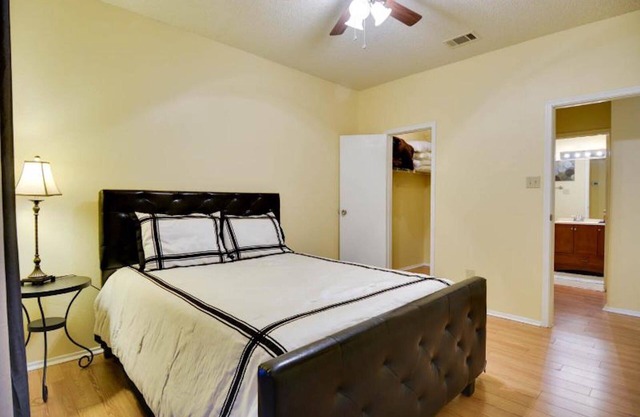 Beautiful Condo Near The Domain