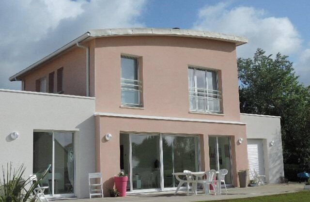 Beautiful contemporary villa with garden.