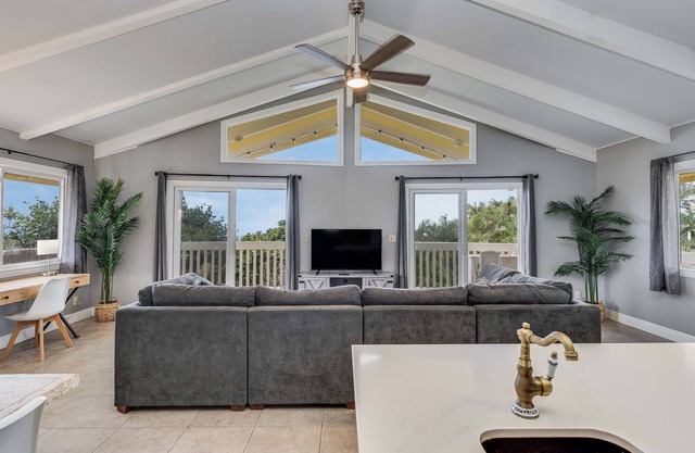 Beautiful conveniently located 2-bedroom ocean view home in Kailua-Kona.