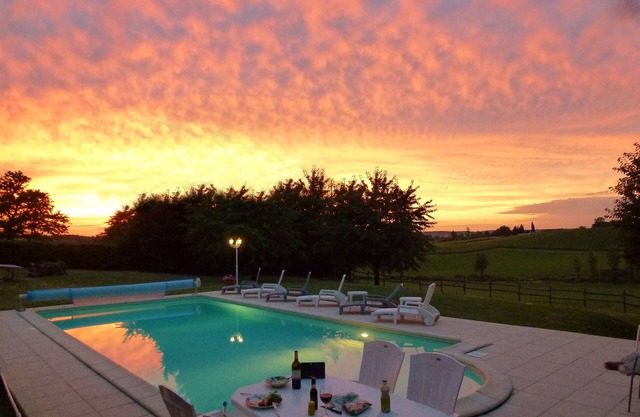 Beautiful Converted Barn, Sleeps 10, Private Pool & Garden With Wonderful Views