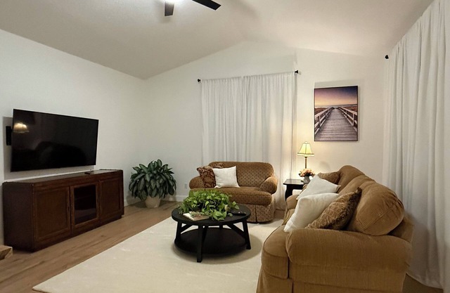 Beautiful cottage overlooking the golf course. Community pool, gym, basketball.