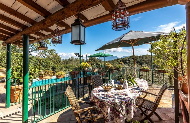 Beautiful cottage with historic charm in the countryside with private pool.