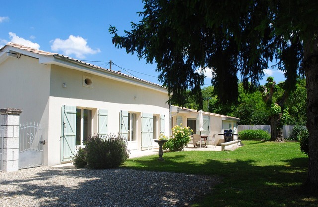 Beautiful cottage with private pool, walking distance to restaurants.