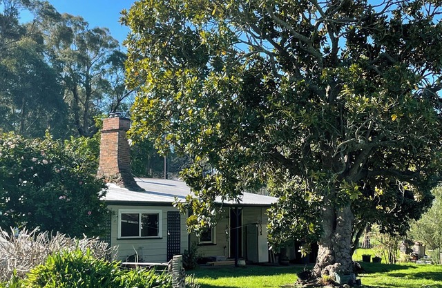Beautiful Country Cottage in Glengarry, w/firepit, wood fires & horses welcome!