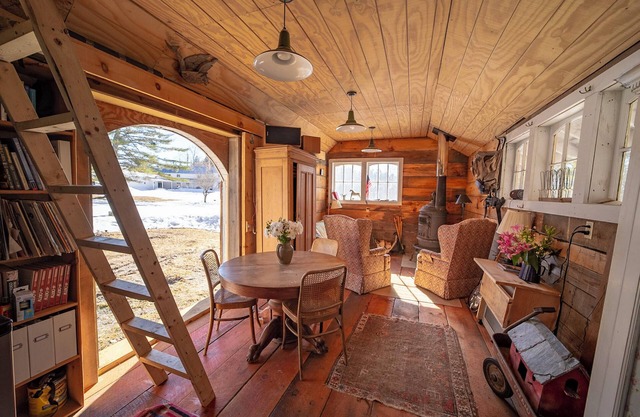 Beautiful country cabin with hot tub and outdoor shower in Londonderry