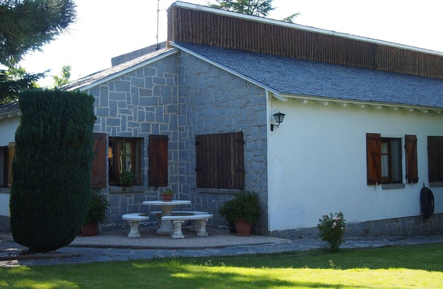 Beautiful detached country house with garden and swimming pool between Segovia and Madrid.