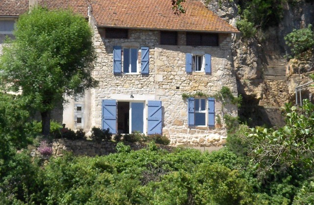 Beautiful detached Quercy house facing the beach at Saint Cirq Lapopie