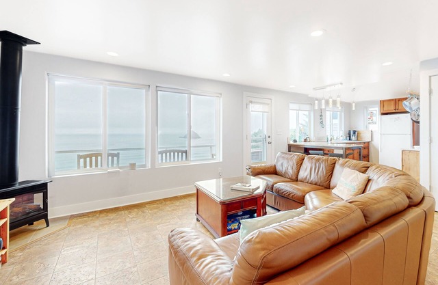 Beautiful & dog-friendly ocean views with a private patio