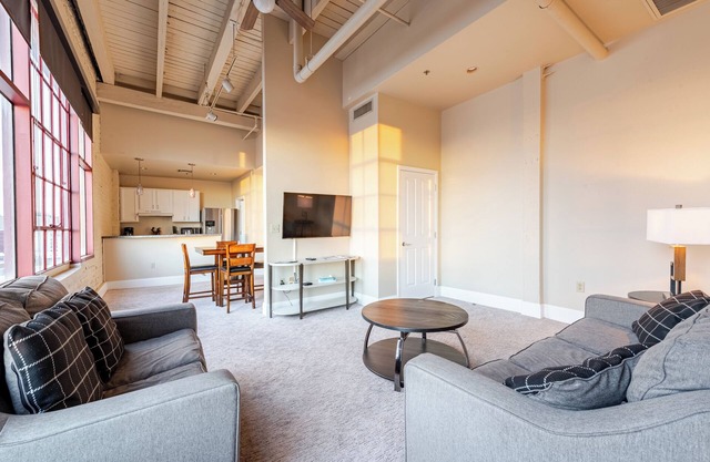 Beautiful Downtown Condo w/Dramatic City Views with Secure Onsite Parking