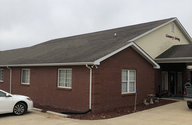 Beautiful eight bedroom, eight bath lodge just minutes from Black River.