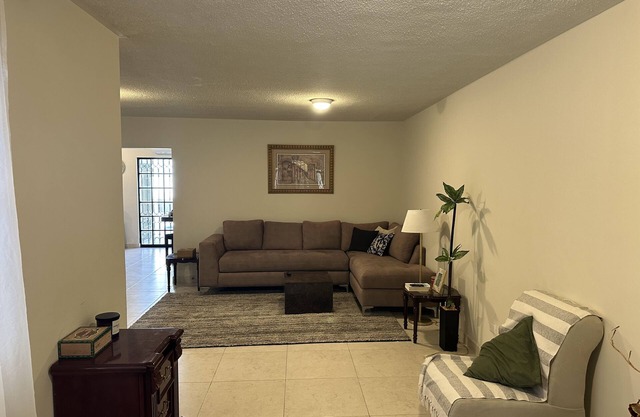 Beautiful entire home near Plaza Patio Mall