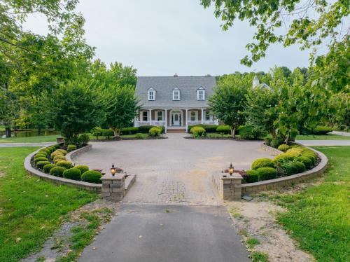Beautiful Estate in 19 acres of land in Apex