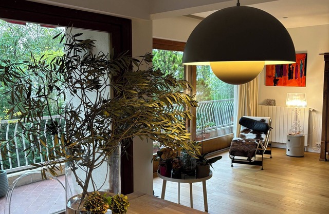 Beautiful family apartment in the middle of a park, in the arceaux district